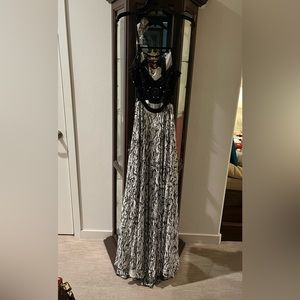 Bebe dress, beautiful long dress, good for any ocasión size 6